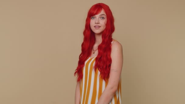 Vay Canına Kızıl Saçlı Kadın Kameraya Dostça Gülümsüyor Sallayarak Selam — Stok video