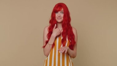 Askılı kızıl saçlı kadını kızdırmış. Yanlış anlaşılma olmuş. Kavga üstüne hayal kırıklığına uğramış, görmezden gelmiş ve konuşmak istemiyor. Genç kızıl kız bej renkli stüdyo arka planında tek başına izole edilmiş.