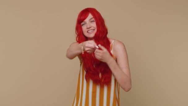 Donna Rossa Mimo Canotta Tirando Una Corda Invisibile Irreale Immaginario — Video Stock