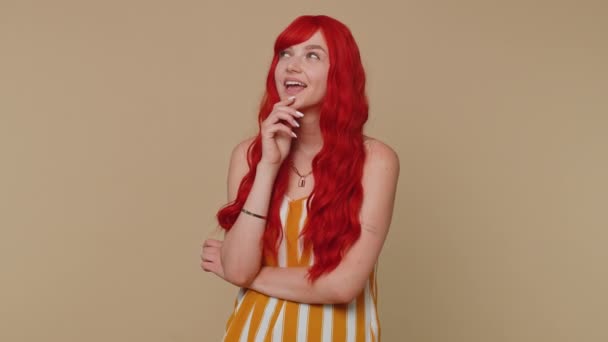 红头发的年轻女子满脑子想的都是幻想 满脑子都是幻想 满脑子都是周末度假的幻想 在米色工作室背景下被隔离的红头发生姜女孩 — 图库视频影像