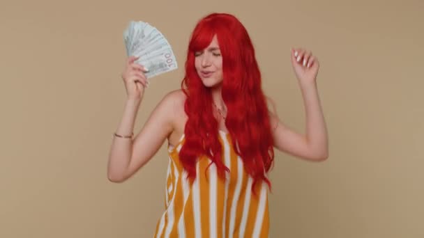 現金お金のドル紙幣のファンを保持若い女性は ダンス 成功のビジネスキャリア 宝くじゲームの勝者 大きな収入 富を祝う 赤髪生姜女の子一人でベージュスタジオ背景 — ストック動画