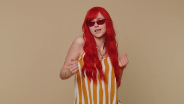 Komik Kızıl Kadın Müzik Dinliyor Gülümsüyor Disko Partisi Müziği Eşliğinde — Stok video