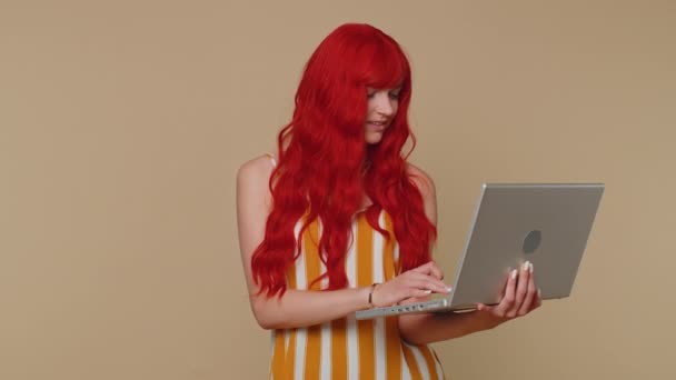 Ruiva Jovem Mulher Trabalhando Line Laptop Trabalho Acabamento Mostrando Polegar — Vídeo de Stock