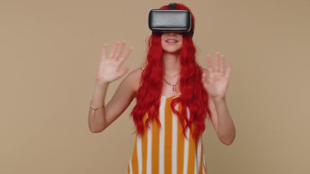 Uitgang Roodharige Vrouw Met Behulp Van Virtual Reality Futuristische Technologie — Stockvideo