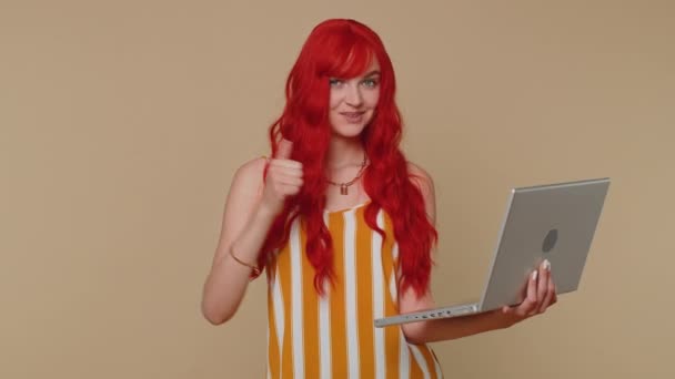 Rudowłosa Młoda Kobieta Pracująca Online Laptopie Kończąca Pracę Pokazująca Kciuk — Wideo stockowe