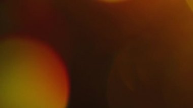 Işık sızıntısı 4K görüntüsü. Lens parlaklığı bokeh örtüleri, yanan alev arka planı. Görüntülerinizi birleştirmek, videoyu biçimlendirmek, dönüşümleri sağlamak için. Odaklanmış lamba flaş ışını etkisi. Işık titreşimleri ve ışıltı