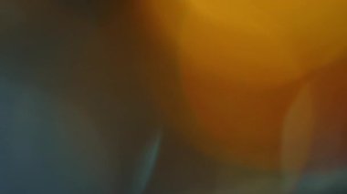 Çok renkli ışık siyah arkaplanda 4K görüntü sızdırıyor. Stüdyoda gaz sızıntısı var. Doğal aydınlatma ışınları bokeh etkisi. Çekimlerinizi birleştirmek, videoyu biçimlendirmek, geçişlerinizi