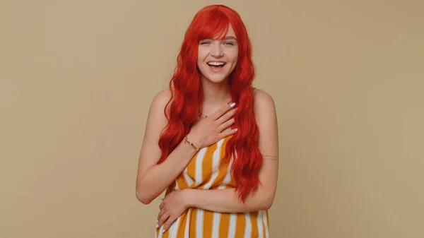 Joyful Roodharige Vrouw Lachen Hardop Het Horen Van Belachelijke Anekdote — Stockfoto