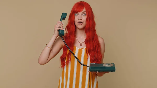 Hívj Vissza Vidám Vörös Hajú Titkárnő Aki Évekbeli Vezetékes Telefonján — Stock Fotó