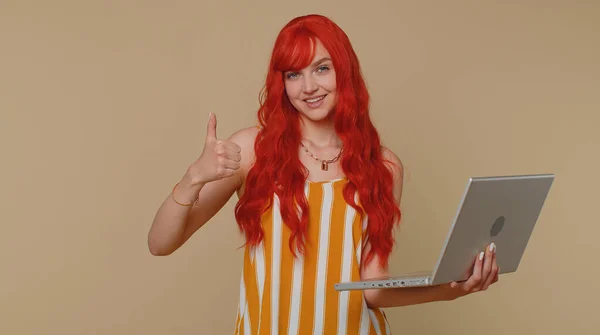 Руда Молода Жінка Працює Інтернеті Ноутбуці Закінчуючи Роботу Показуючи Великий — стокове фото