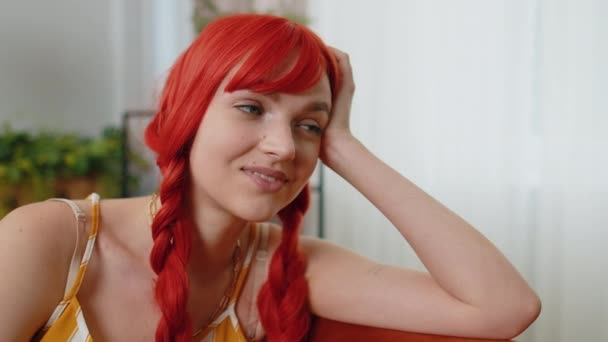 Κοντινό Πλάνο Του Όμορφου Ευτυχισμένη Ηρεμία Νεαρός Καυκάσιος Κοκκινομάλλα Κορίτσι — Αρχείο Βίντεο
