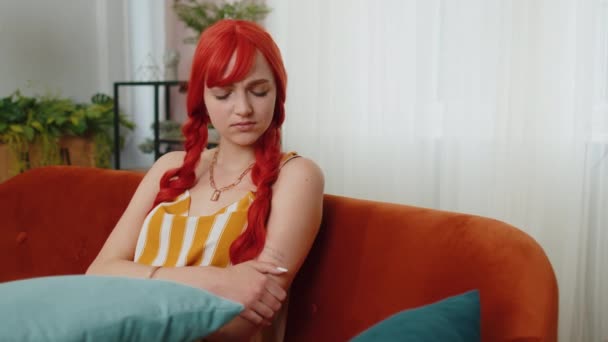 忧心忡忡的红头发年轻女子坐在家里的画像 看上去沉思着人生的忧思或无缘无故的爱情 遭受着不公平的处境 心情沮丧 精疲力竭 — 图库视频影像