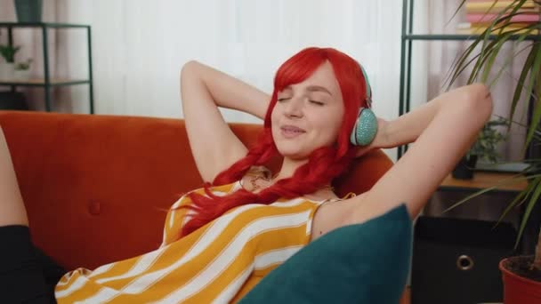 Menina Gengibre Feliz Usando Fones Ouvido Sem Fio Ouvir Música — Vídeo de Stock