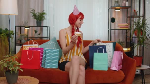 Mulher Ruiva Feliz Usa Chapéu Aniversário Festivo Segurar Cupcake Faz — Vídeo de Stock