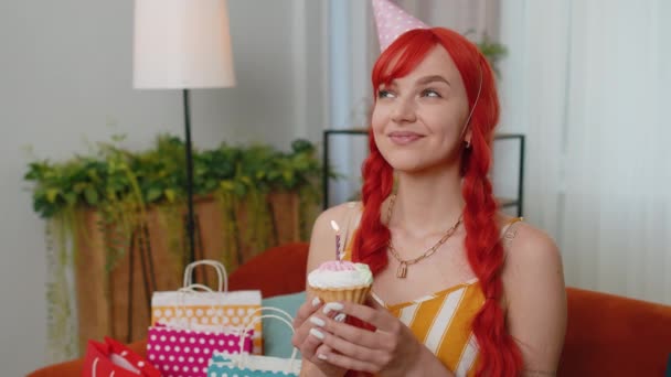 Gelukkig Roodharige Meisje Draagt Feestelijke Verjaardag Hoed Houden Cupcake Maakt — Stockvideo