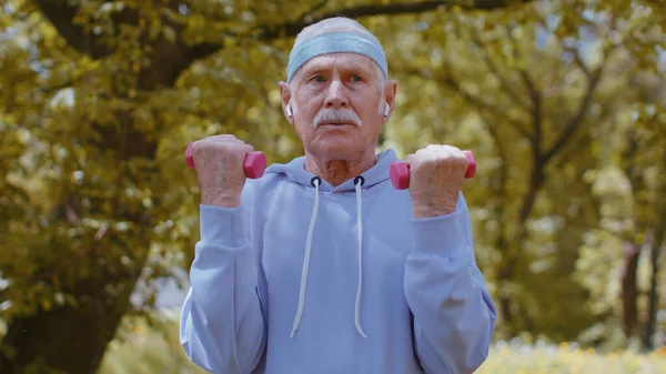 Homem Exercitando Com Halteres Parque Cardio Fitness Formação Musculação Livre — Fotografia de Stock