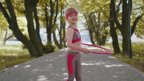 Treinamento Menina Atlética Fitness Toddler Jogando Torção Anel Círculo Hula — Vídeo de Stock