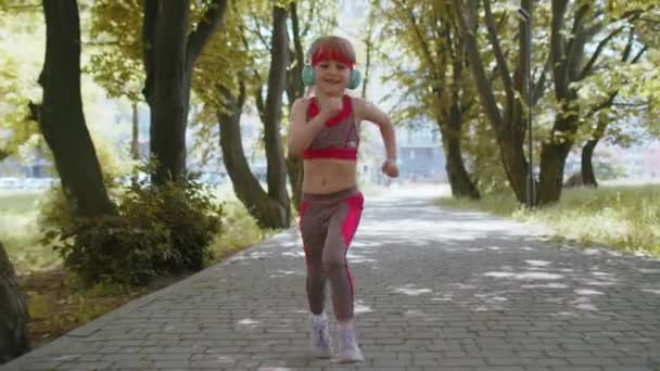 Athletische Fitness Sportlerin Kleinkind Mädchen Training Marathonlauf Musik Über Kopfhörer — Stockvideo