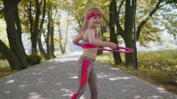 Treinamento Menina Atlética Fitness Toddler Jogando Torção Anel Círculo Hula — Vídeo de Stock