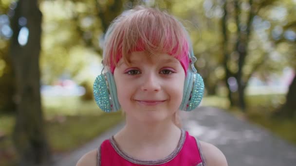 Atletyczna Biegaczka Fitness Trening Dla Dzieci Słuchanie Ulubionej Piosenki Słuchawkach — Wideo stockowe