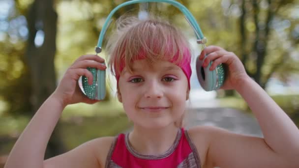 Zbliżenie Sportowca Fitness Biegacza Dziecko Dziewczyna Noszenie Słuchawek Słuchanie Ulubionej — Wideo stockowe