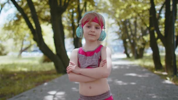 Retrato Aptidão Atlética Concentrat Criança Corredor Menina Treinamento Olhando Para — Vídeo de Stock
