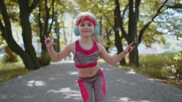 Athletische Fitness Läuferin Kindermädchen Beim Training Hört Musik Über Kopfhörer — Stockvideo