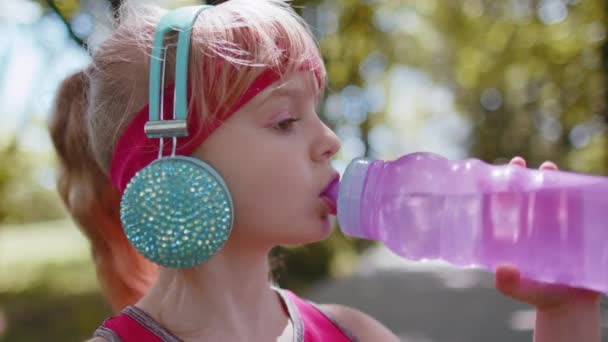 Atletisk Törstig Sport Jogger Barn Flicka Dricksvatten Från Flaska Efter — Stockvideo