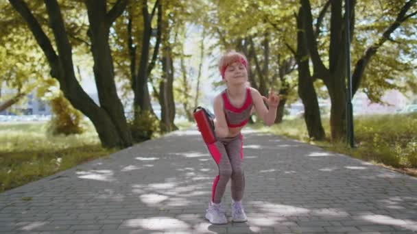 Спортивний Спорт Малюк Дитячий Бігун Насолоджується Смішним Модним Танцем Бігун — стокове відео