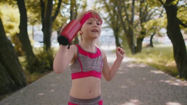 Sportliche Läuferin Kind Trainiert Fitness Übung Hören Bluetooth Musik Lautsprecher — Stockvideo