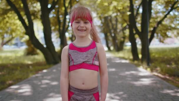 Athletische Fitness Kleinkind Läufer Mädchen Feiern Erfolg Sieg Schreit Jubelt — Stockvideo