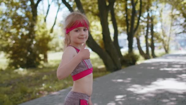 Visão Traseira Esporte Fitness Atlético Motivado Corredor Menina Treinamento Maratona — Vídeo de Stock