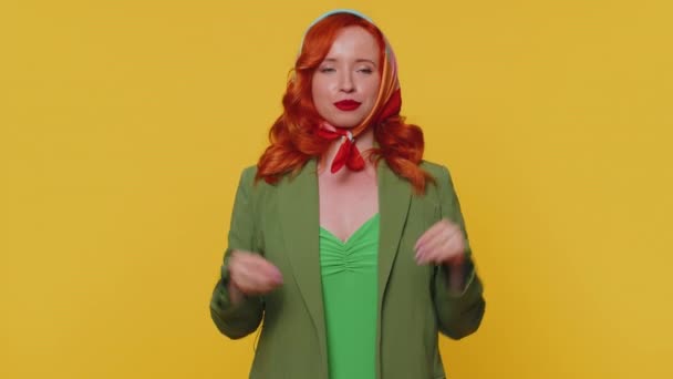 Ενθουσιασμένος Έκπληκτος Τζίντζερ Γυναίκα Πράσινο Σακάκι Αγγίζοντας Κεφάλι Δείχνει Έκρηξη — Αρχείο Βίντεο