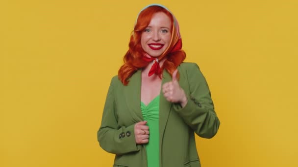Vöröshajú Fiatal Kabátban Ruhában Felveti Hüvelykujját Egyetért Valamivel Vagy Pozitív — Stock videók