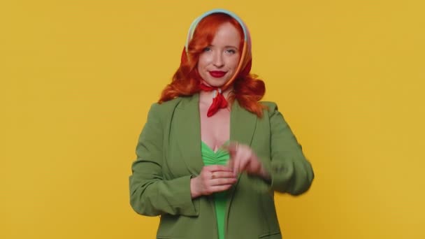 Κοκκινομάλλα Νεαρή Γυναίκα Πράσινο Σακάκι Που Δείχνει Σύμβολο Της Νίκης — Αρχείο Βίντεο