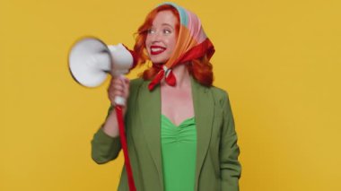 Gülümseyen kızıl saçlı kadın megafonla konuşuyor, haberleri duyuruyor, satış reklamını yüksek sesle duyuruyor, hoparlörü kullanarak konuşma yapıyor. Sarı stüdyo geçmişi olan genç bir kızıl kız.
