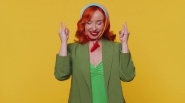 Rock n roll. Coşkulu, mutlu, ceketli, el hareketleriyle hareket eden, havalı bir işaret veren, çılgın bir ifadeyle evet diye bağıran, dans eden, duygusal olarak sevinen, sarı duvarda tek başına kazanan kızıl saçlı kadın.