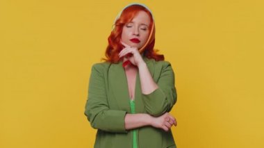 Düşünmem gerek. Düşünen, düşünen, hayal kuran, zor çözümleri merak eden, kafası karışık, tercihlerinden emin olmayan kuşkulu kızıl saçlı genç bir kadın. Kızıl kız sarı arka planda izole edilmiş.