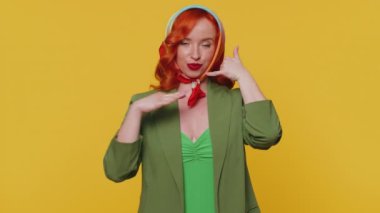 Bizi arayın, bu da iletişim numarası. Kızıl saçlı genç bayan satıcı kameraya bakıp, 