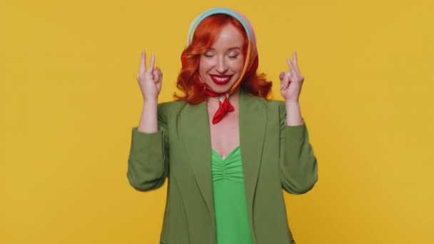 Ροκ Ρολ Ενθουσιασμένη Κοκκινομάλλα Σακάκι Που Δείχνει Χειρονομία Από Χέρια — Αρχείο Βίντεο