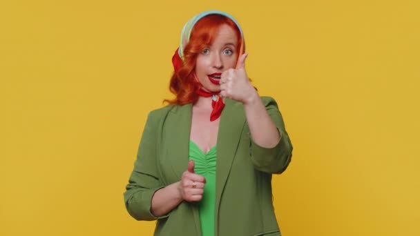 Harika Bir Ceketli Neşeli Pozitif Mutlu Kadın Başparmağını Sallıyor Onaylıyor — Stok video