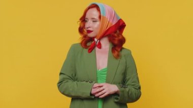 Vay canına. Kızıl saçlı kadın kameraya dostça gülümsüyor ve el sallayarak selam veriyor ya da arkadaşına veda ediyor, misafirperver bir ifadeyle karşılıyor. İçerideki mutlu genç kız sarı arka planda izole.