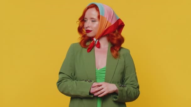 Vay Canına Kızıl Saçlı Kadın Kameraya Dostça Gülümsüyor Sallayarak Selam — Stok video