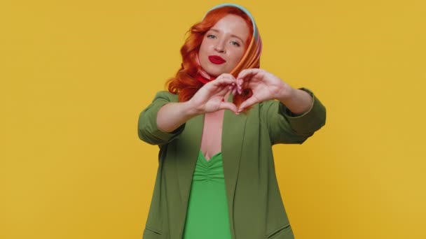 Zakochana Dziewczyna Uśmiechnięta Ruda Kobieta Zielonej Sukience Sprawia Gest Serca — Wideo stockowe