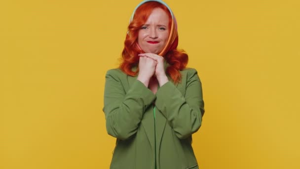 恐慌发作 忧心忡忡的红头发女人咬指甲 担心严重的麻烦 焦虑障碍 黄色工作室墙上的年轻姜姑娘背景 — 图库视频影像