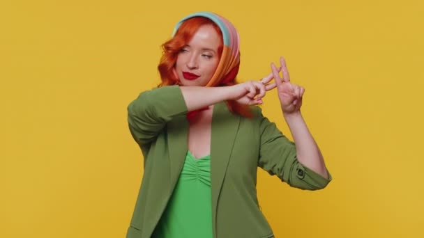 哈什塔格喜怒无常的红头发女青年用手展示着Hashtag符号 喜欢贴标签的信息 流行的病毒内容 签名跟随互联网的在线潮流 黄种人背景的生姜女孩 — 图库视频影像