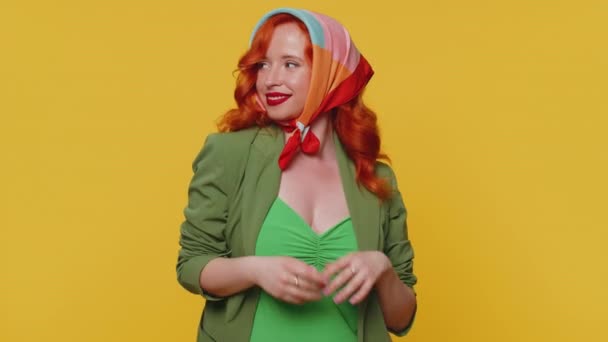 Hırslı Egoist Kızıl Saçlı Piyango Kazanan Genç Bir Kadın Fotoğrafçılar — Stok video