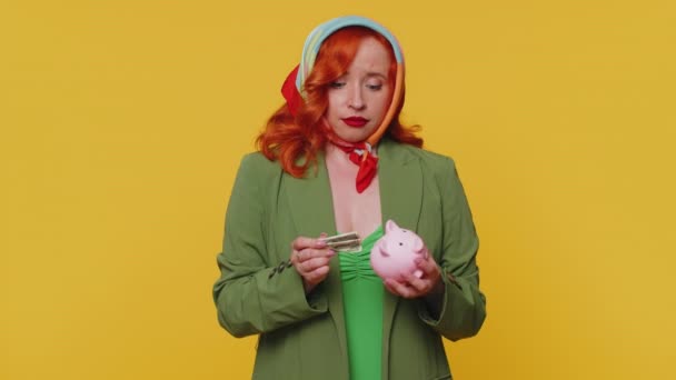 Zavallı Kadın Elinde Kumbara Bir Dolarlık Banknot Olan Yetersiz Para — Stok video