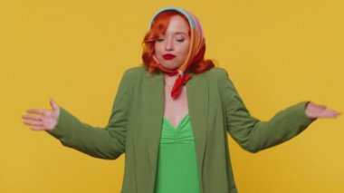 Ne diyecegimi bilmiyorum. Kafası karışmış genç bir kadın belirsiz bir soru hakkında utanmış, kuşkuları var, hiçbir fikri yok, bilgisiz ve kararsız. Kızıl kız sarı duvarda izole edilmiş.