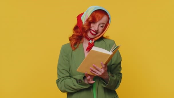 红头发的年轻女子正在阅读有趣有趣的童话故事书 业余爱好 知识智慧 红头发的姜姑娘一个人被隔离在黄色工作室的背景下 — 图库视频影像